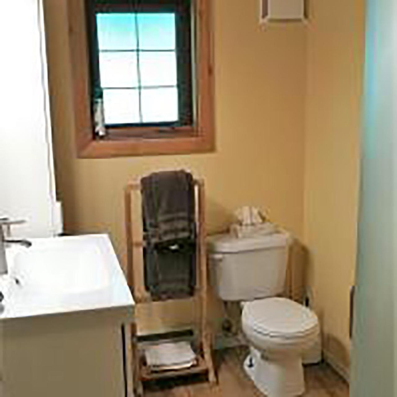 Wedgwood Manor And Glamping Retreat Hotell Crawford Bay Exteriör bild