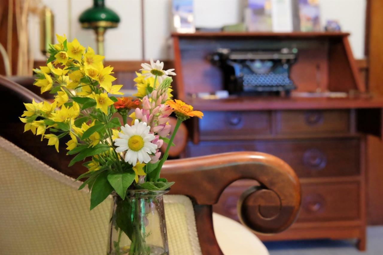 Wedgwood Manor And Glamping Retreat Hotell Crawford Bay Exteriör bild
