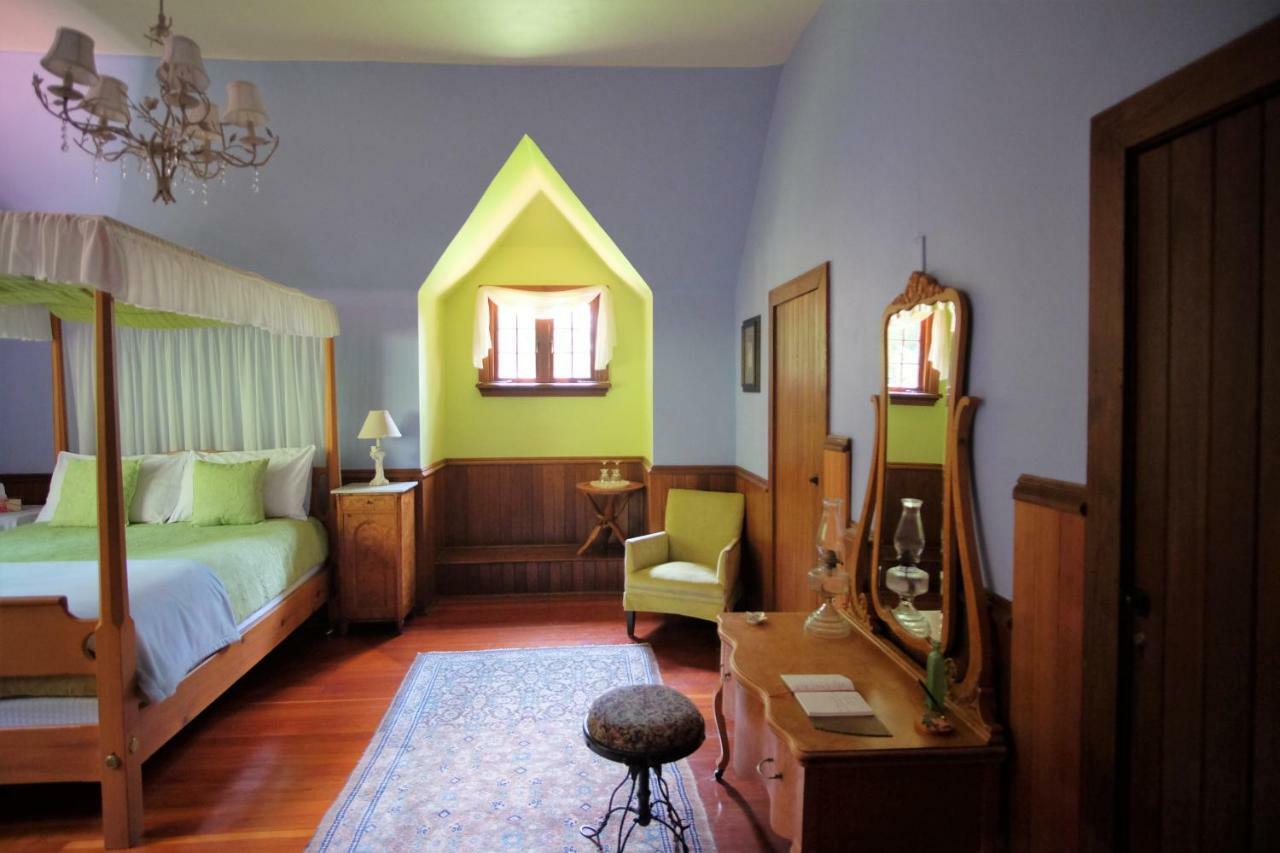 Wedgwood Manor And Glamping Retreat Hotell Crawford Bay Exteriör bild