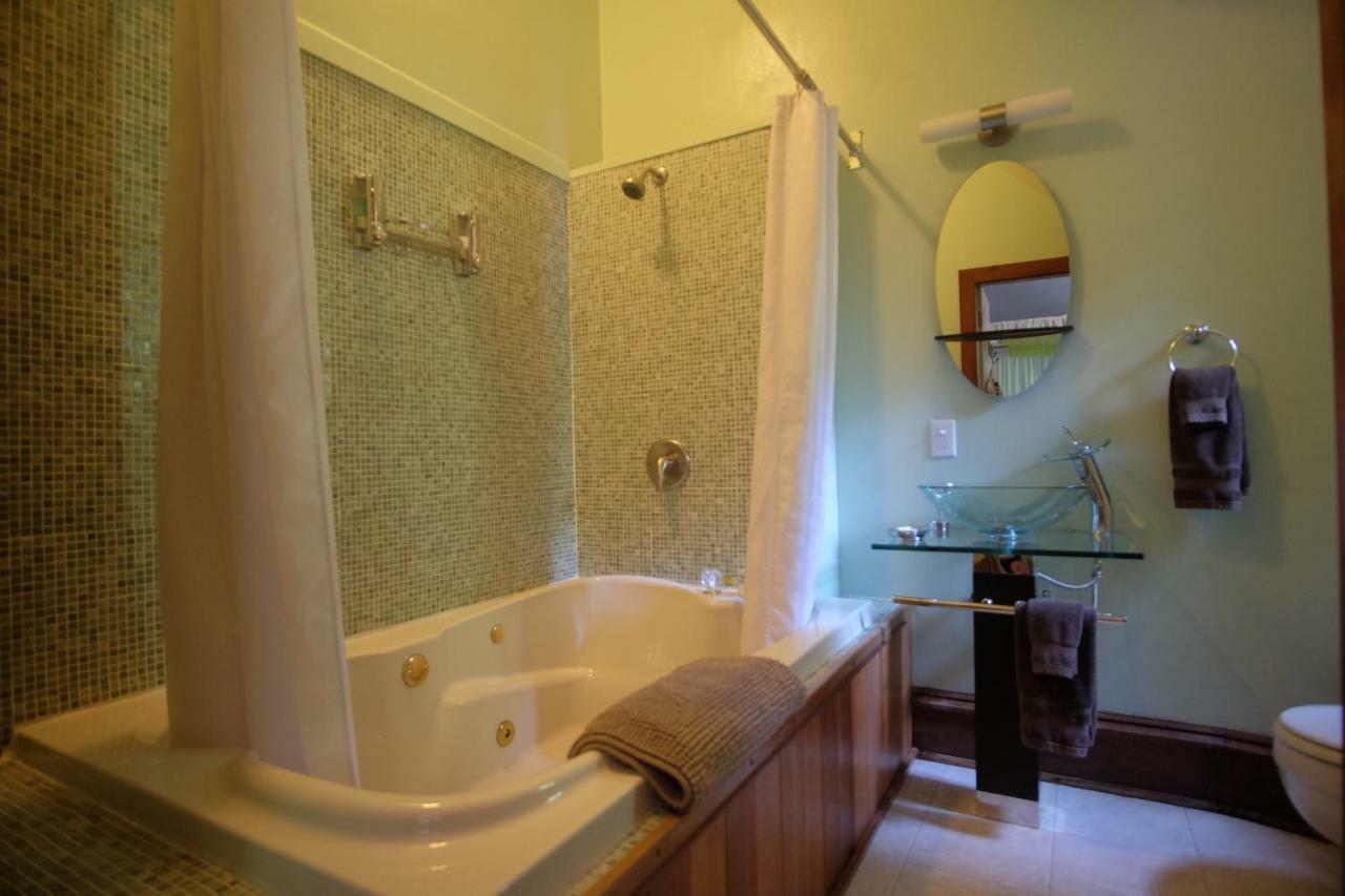 Wedgwood Manor And Glamping Retreat Hotell Crawford Bay Exteriör bild